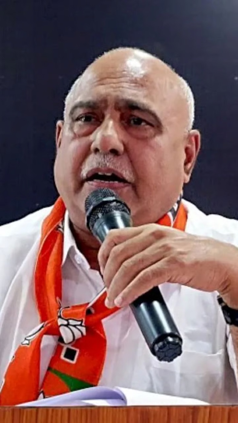 Hemant Khandelwal addressing a gathering, speaking into a microphone