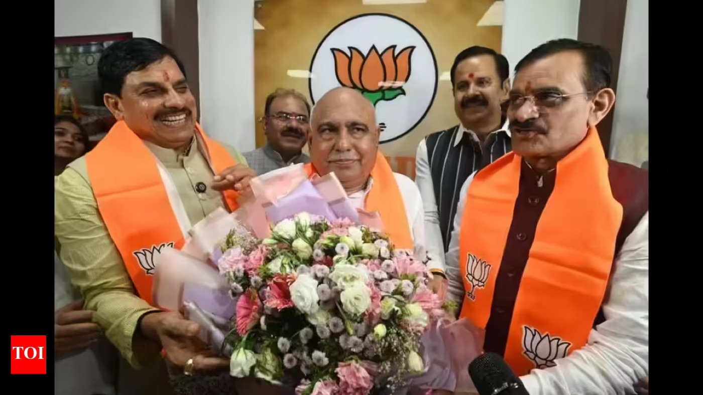 Hemant Khandelwal being presented with flowers by senior party colleagues