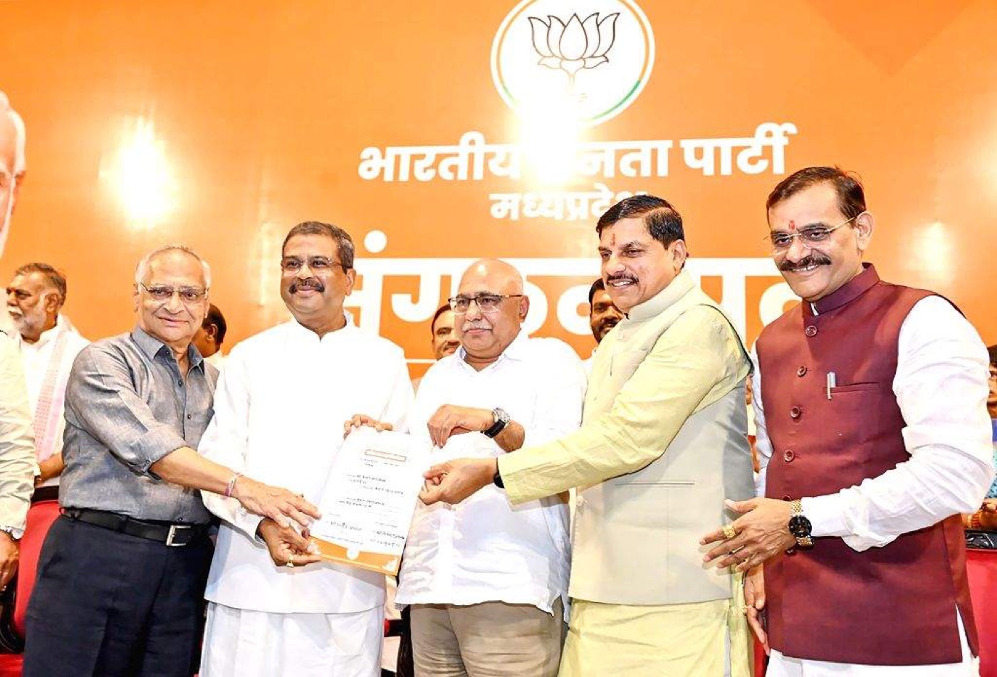 Hemant Khandelwal receiving the certificate of election as State President in Bhopal