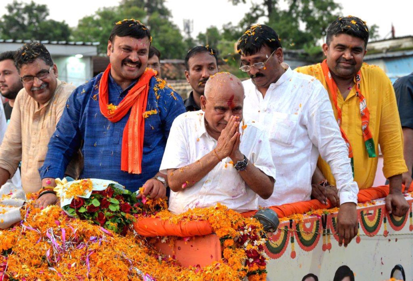 Hemant Khandelwal welcomed by workers on a visit to Jabalpur